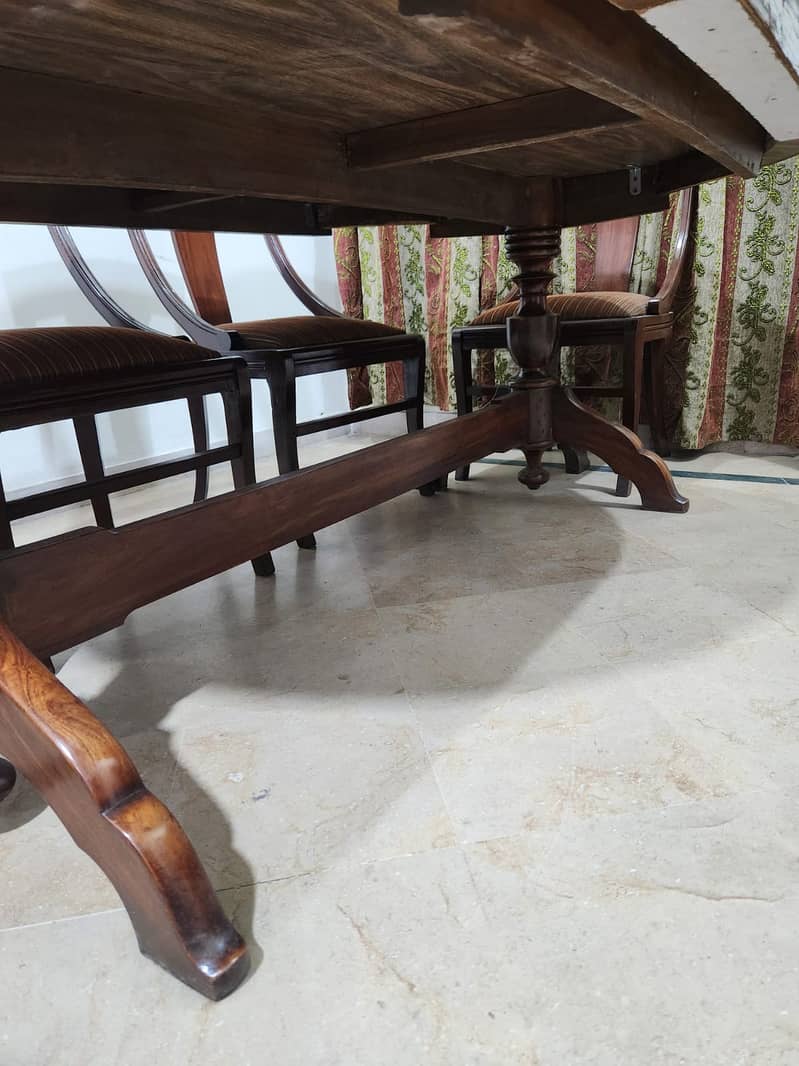 خوبصورت لکڑی کا ڈائننگ ٹیبل بمع 6 مظبوط کرسیوں کے سیٹ  برائے فروخت 6