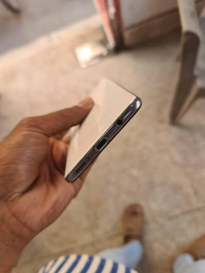 Samsung a51 Offical Pta  Box orignal charger sath mil jye ja ?