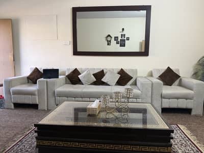 Modern comfortable 5 seater sofa in excellent condition