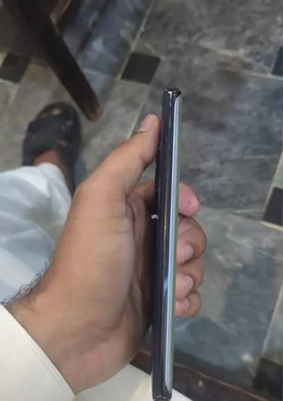 Motorola edge plus or usky Sath Samsung Galaxy s 20 plus