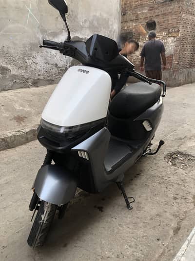 Evee s1 Electric Scooty For Sale In warranty