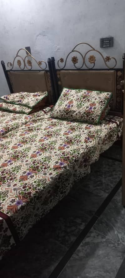 دو سنگل آئرن بیڈ میٹریس سمیت – کنڈیشن 8/10 – فوری فروخت