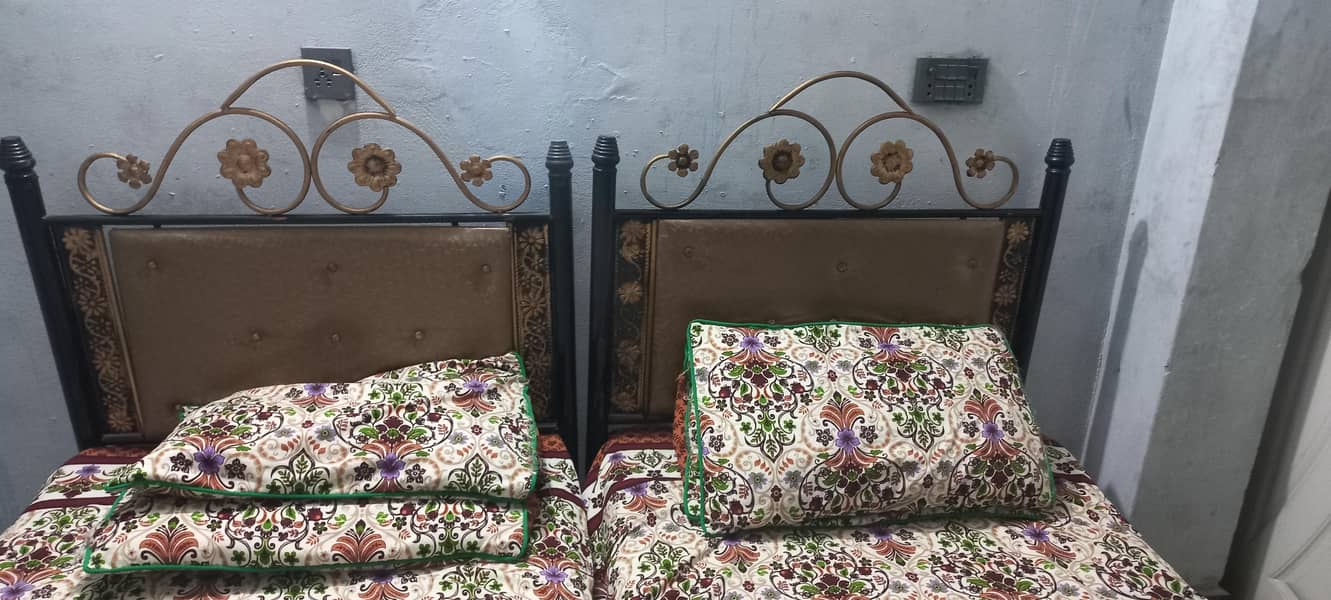 دو سنگل آئرن بیڈ میٹریس سمیت – کنڈیشن 8/10 – فوری فروخت 1