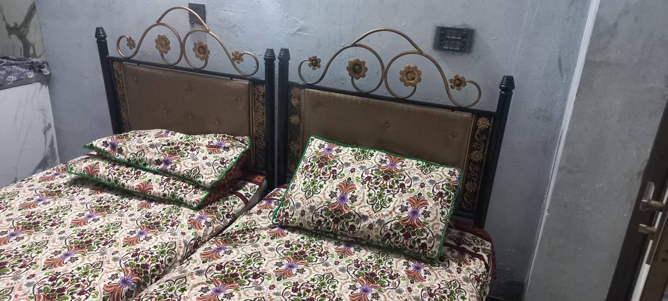 دو سنگل آئرن بیڈ میٹریس سمیت – کنڈیشن 8/10 – فوری فروخت 2