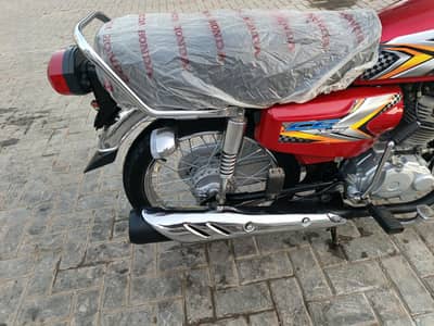Honda 125 total 2000km chale hoe ha  bayomatik bhe ha fast onar