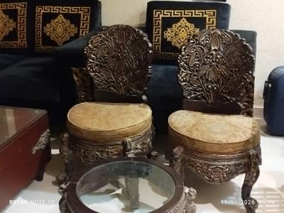 2 beautiful Chairs with coffee table