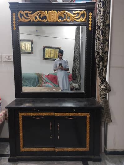 Dressing Table in Good Quality 4 x 7 Size