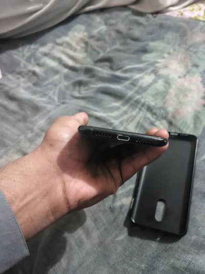 one plus 6t 8 /128  good finger bettery front camera ma dust a bus or