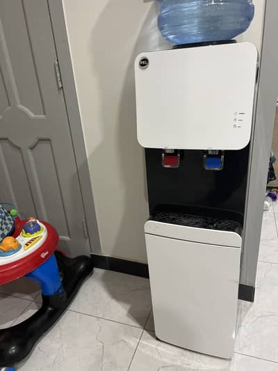 Pel water dispenser