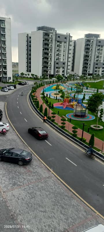 10 MARLA FACING PARK 3 BED FLAT AVAILABLE FOR SALE WITH GAS IN ASKARI 11 SEC D