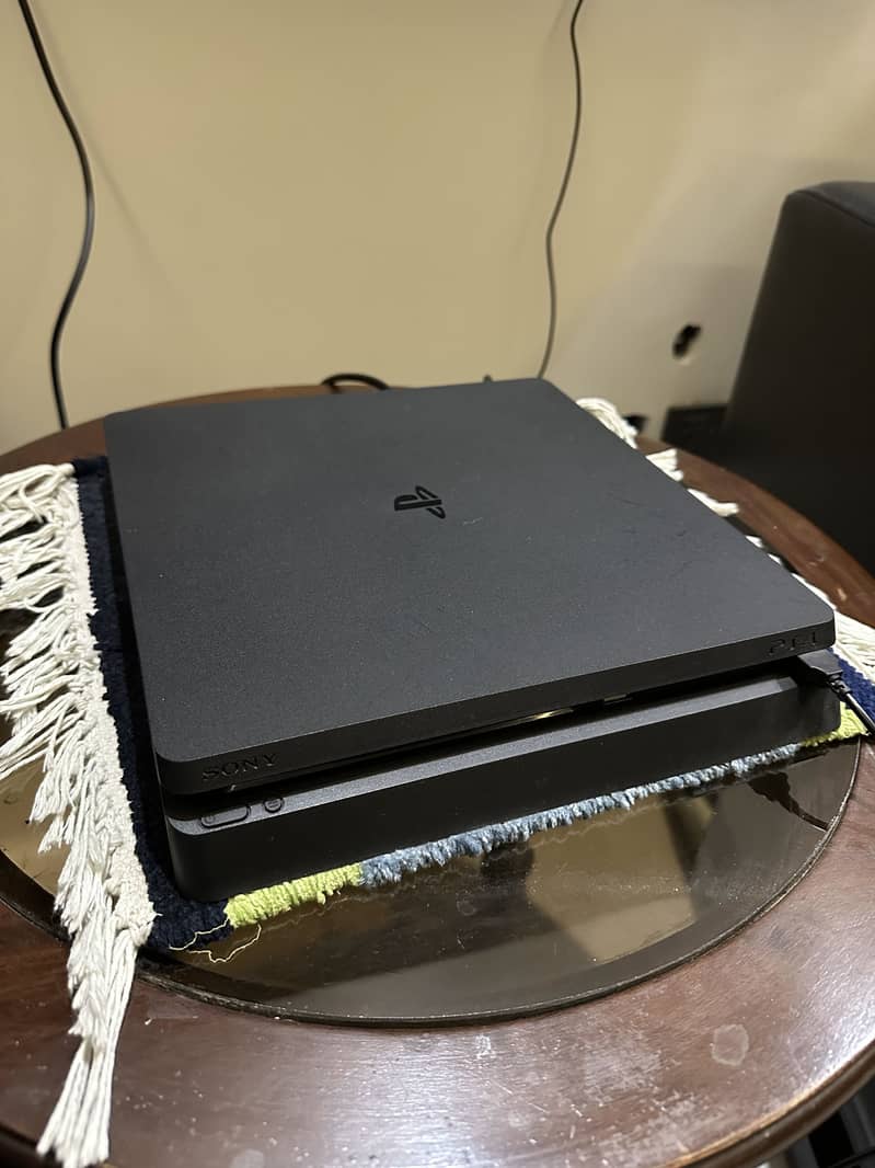 PS4 Slim 1