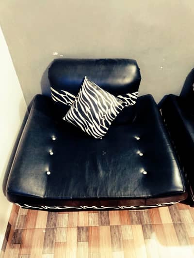 selling - 7 seater Sofa set with Table