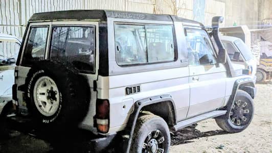 Toyota land cruiser 1985 model . . .