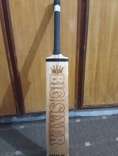 professional level big sixer cocunet bat available for urgent sale