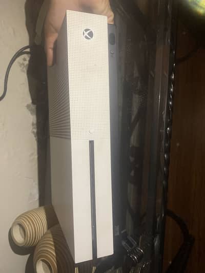 Xbox one s 1tB disc edition in lush condition