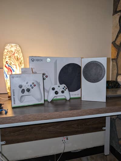 Xbox Series S 512GB with one controller