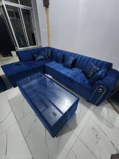 Brand new condition 6 Seater L shaped Sofa +Table for Sale