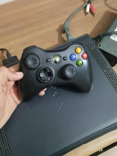 selling Xbox 360 perfect condition good for gaming