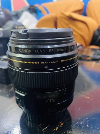 Canon 85mm F/1.8 With Hood