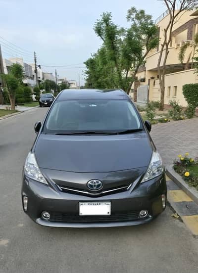 Toyota Prius Alpha 2012