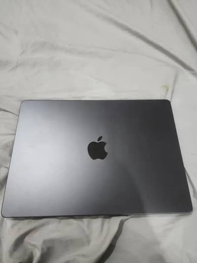 Macbook pro M5 Chip 14 inch 16/512GB