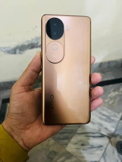 vivo v40e 8+8=16/256 full box charger God condition 03214084668