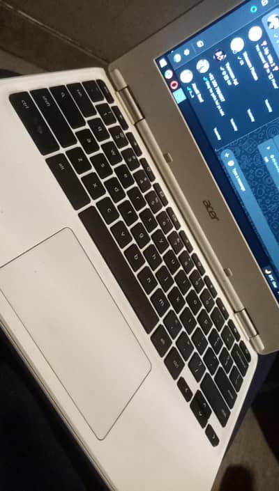 I need money I'm selling crombook window 10