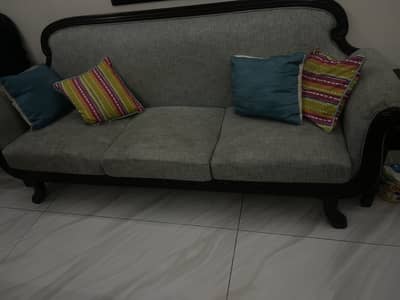 Sofa in pure Sheehan wood