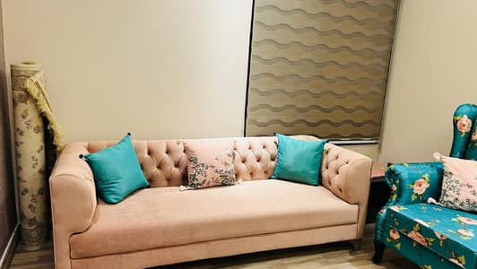 Elegant 5-Seater Chesterfield Style Sofa – Excellent Condition