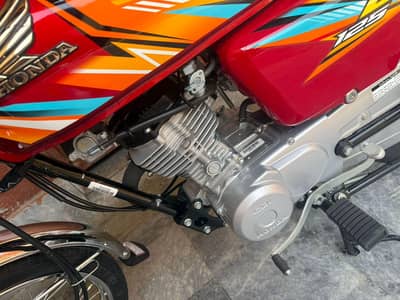 125 Honda new  gor seal ha bilkul new ha only 560 km Chla ha Lahore ma