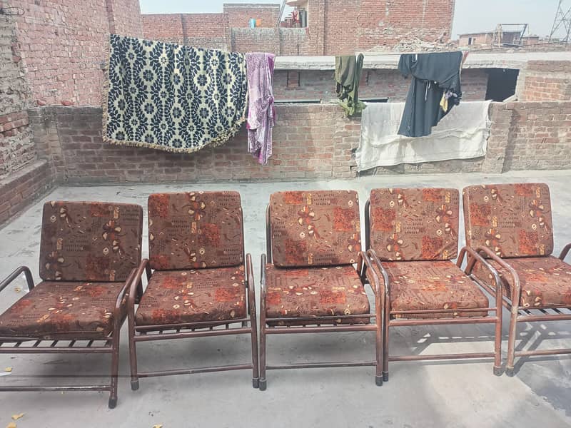 ہمارے پاس یہ پانچ لوہے کی کرسییں ہیں جو ہم نے سیل کرنی ہے 0
