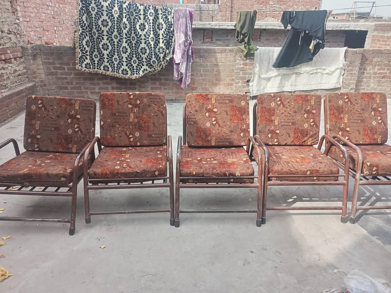 ہمارے پاس یہ پانچ لوہے کی کرسییں ہیں جو ہم نے سیل کرنی ہے 1