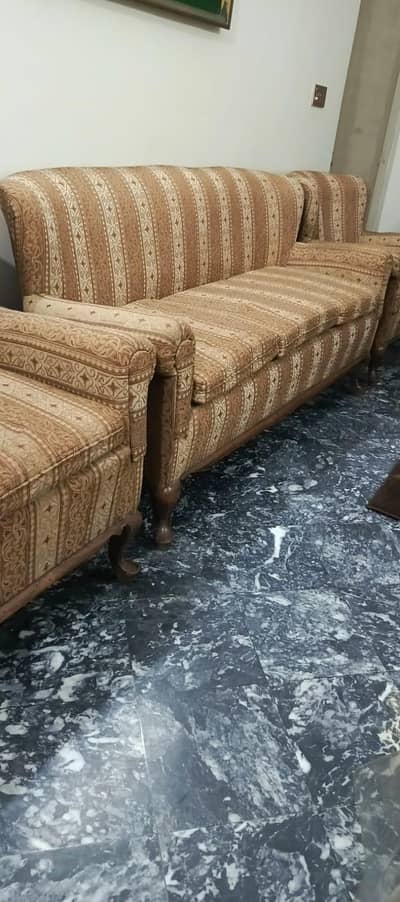 5 seater sofa set available for sale in good condition