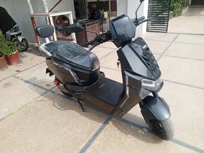 Evee s1air electric scooty very little used warranty me ha 03023333053