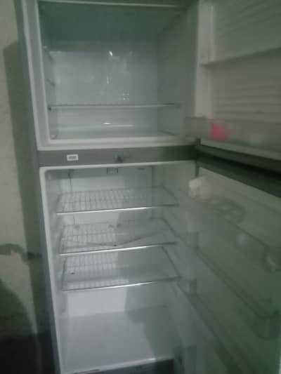 Dawlance refrigerator normal size bilkul 9/ condition only 1 dent in f