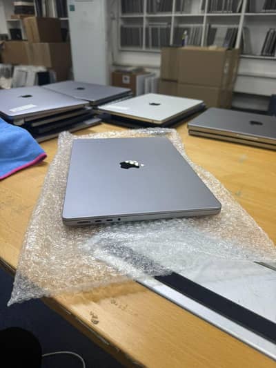 Apple MacBook Pro intel & m series