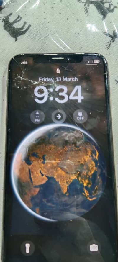 I phone XS dual sim PTA approved screen scratches only baqi all ok