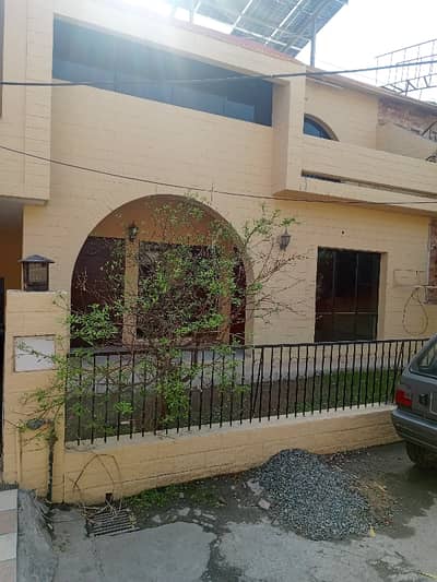 Gulberg 10 Marla Town House For Secure Residence Is Available On Rent