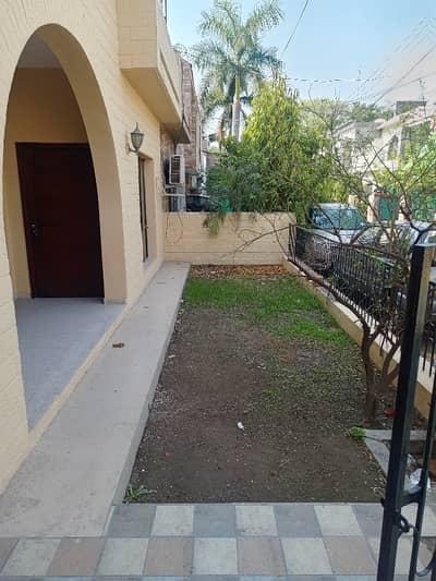 Gulberg 10 Marla Town House For Secure Residence Is Available On Rent
