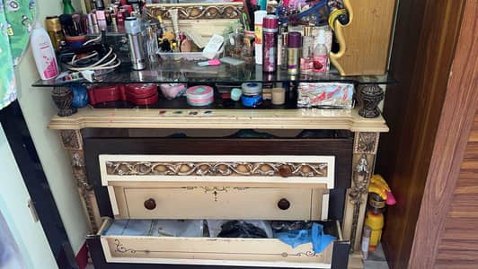 Bedroom furniture set w/o Almirah & Mattress