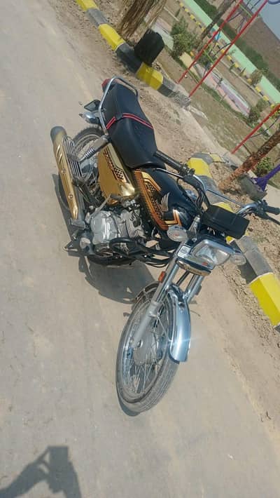 CG 125  Gold edition in new condition.