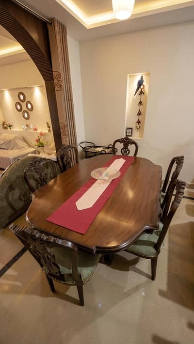 chinoti dining table set for sale in good condition.