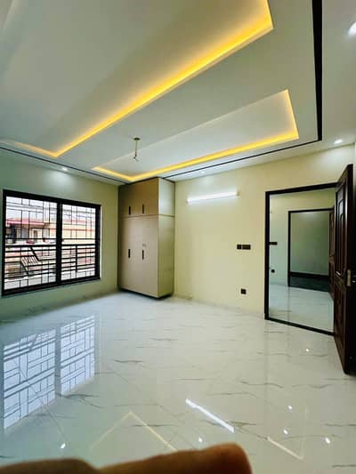 5 MARLA LOWER PORTION FOR RENT IN SADAT COLLEGE TOWN BIJLI PANI AVAILABLE USE FOR FAMILY BRAND NEW LOWER PORTION