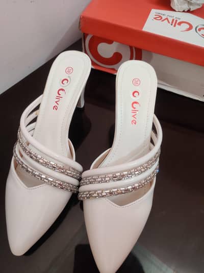 10/10 Clive Court Shoes White, Original Price 7000/-