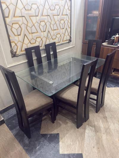 Dining table with 6 chairs good condition