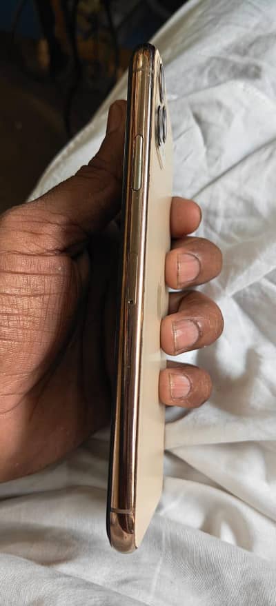 I phone 11pro max 64gb pta battery back change hai good cond