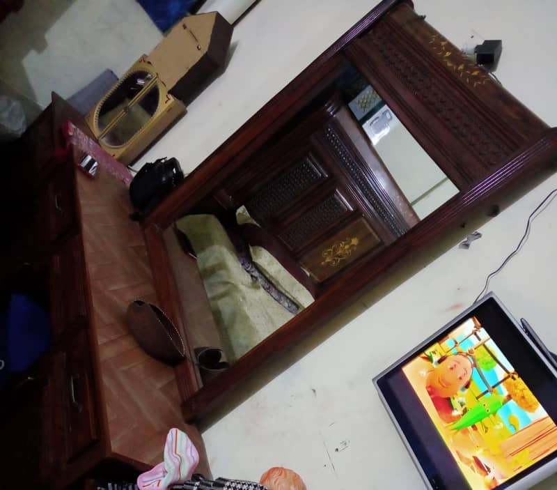 wardrobe & dressing table 0