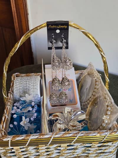 GIFT BASKETS/ CUSTOM/ CUSTOMIZED GIFT EID BASKETS