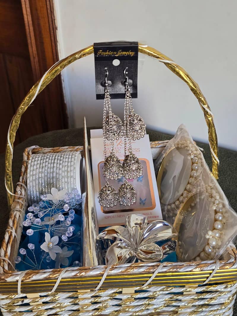 GIFT BASKETS/ CUSTOM/ CUSTOMIZED GIFT EID BASKETS 0