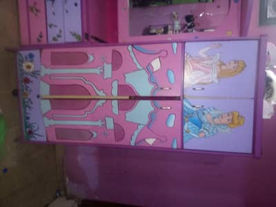 Almari used hai or iske price hai 12000